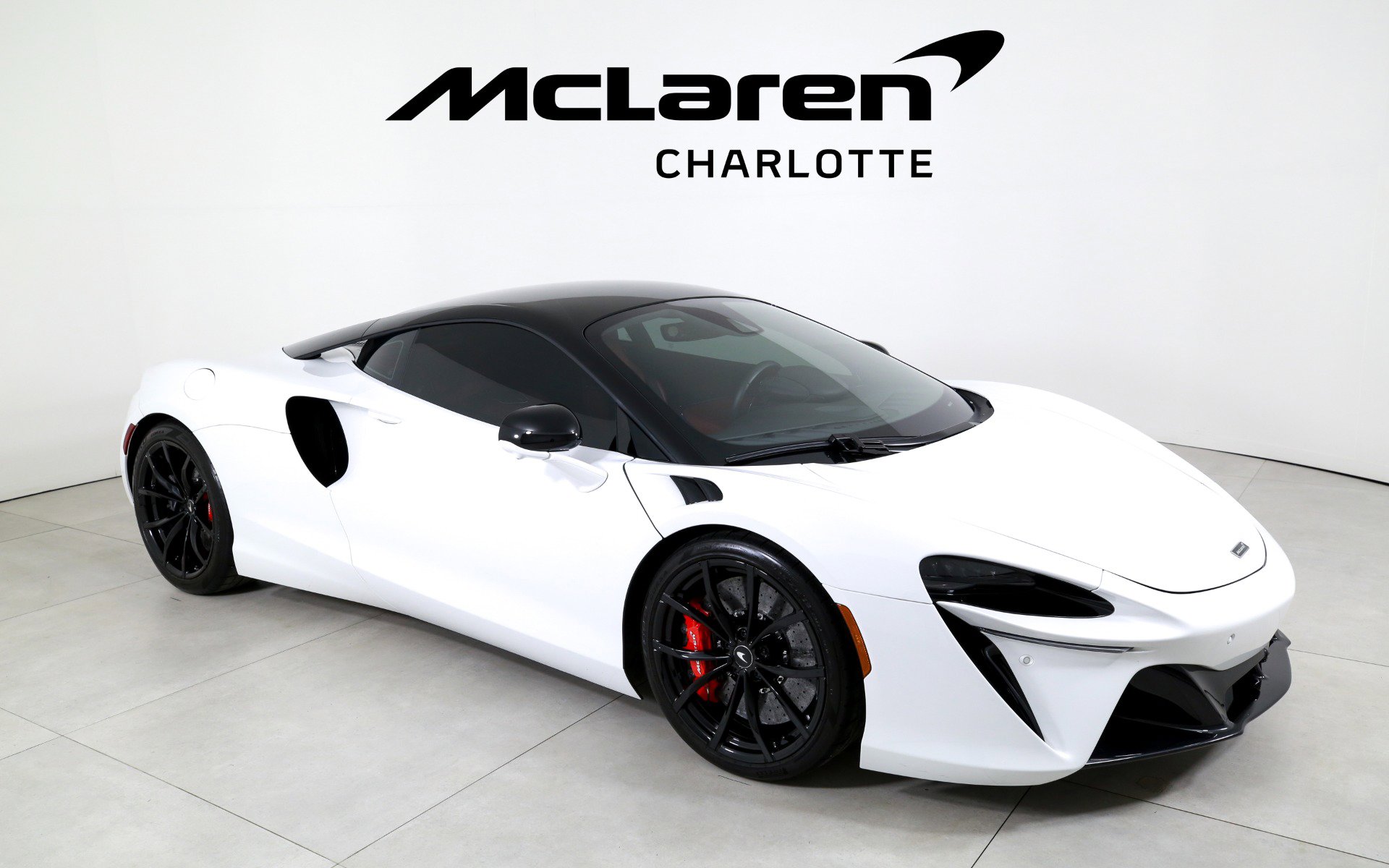 Used 2024 McLaren Artura image 2