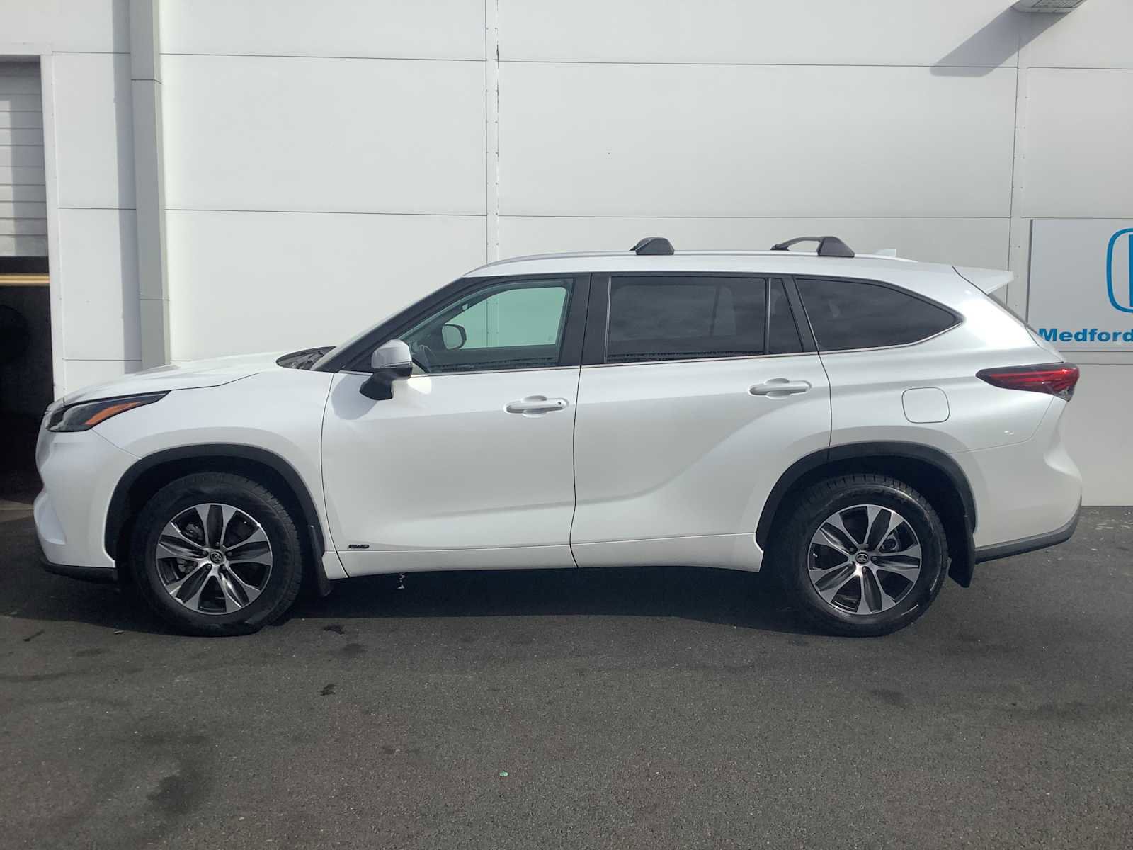 Used 2023 Toyota Highlander XLE image 2