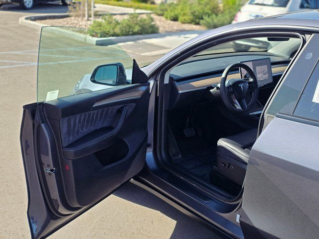 Used 2023 Tesla Model Y 2WD image 35