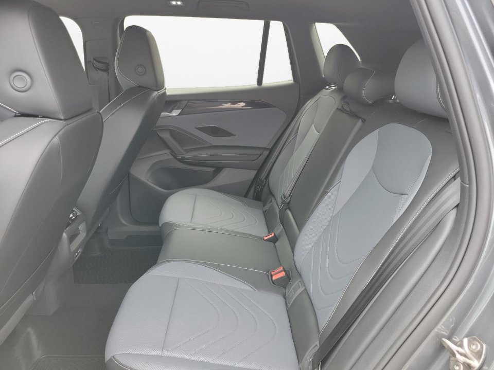 New 2026 Volkswagen Tiguan SE R-Line FWD image 13