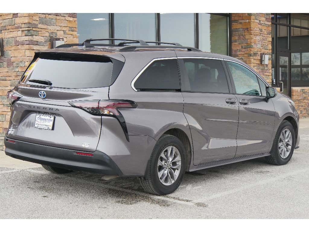 Used 2023 Toyota Sienna LE image 3