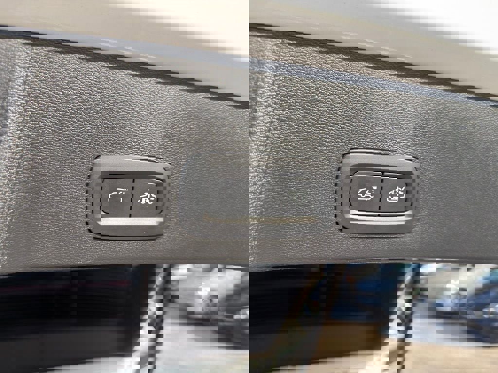 Used 2023 Volvo XC40 B5 Core w/ Convenience Package image 36