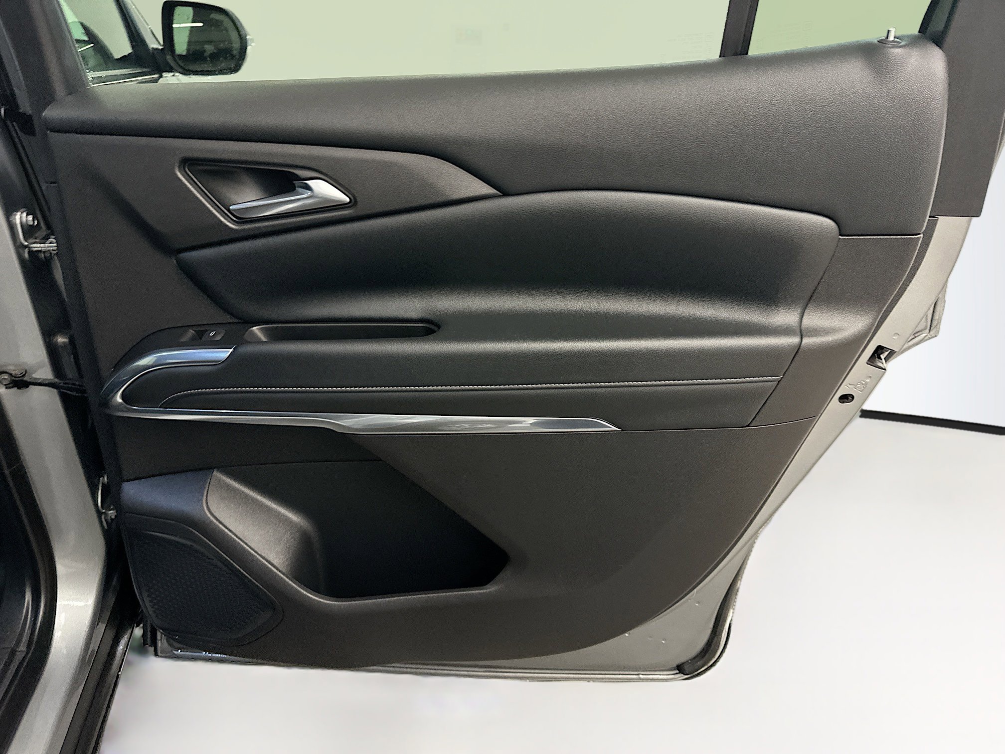 Used 2025 Chevrolet Traverse LT image 33