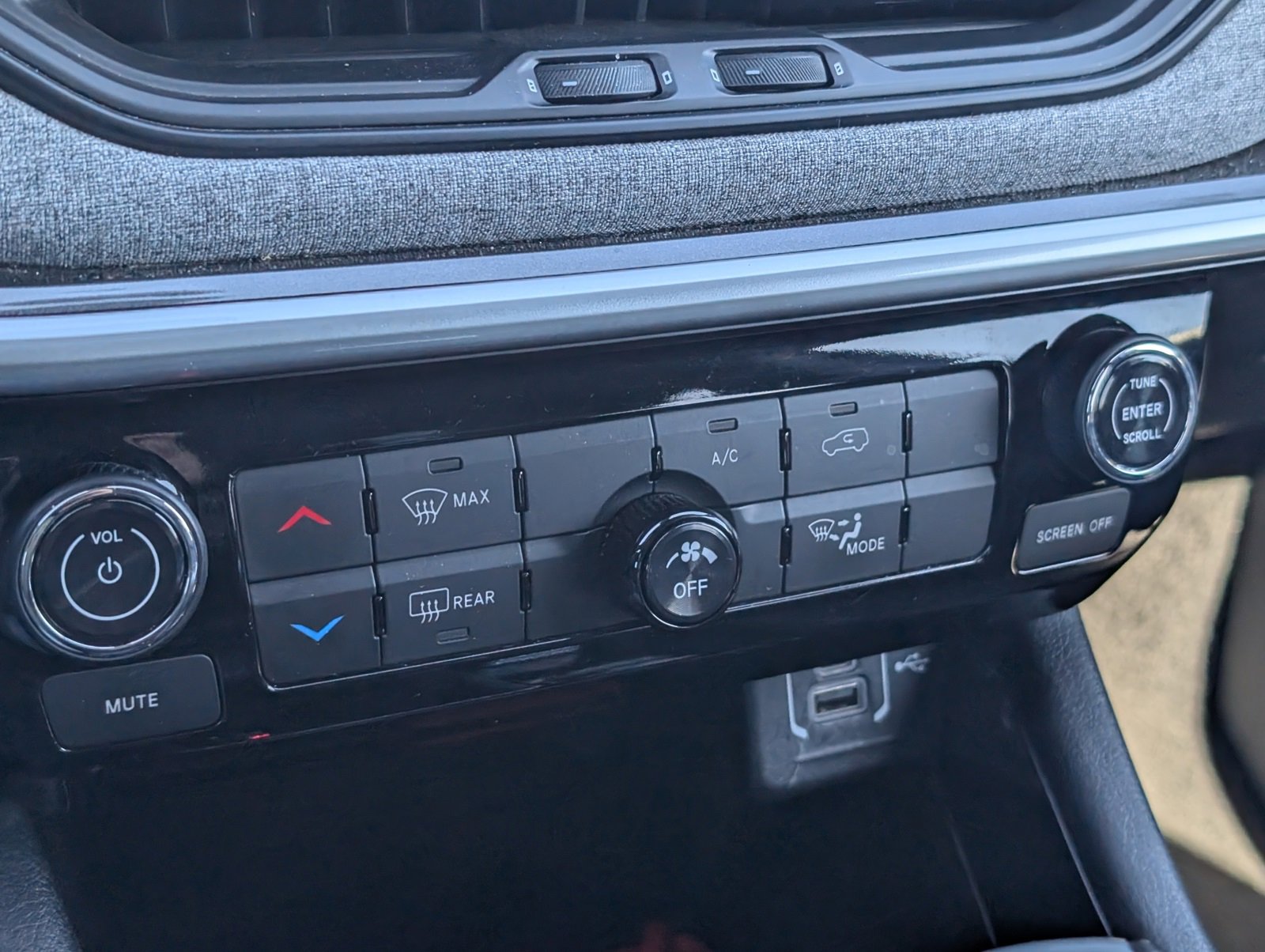 Used 2024 Jeep Compass Latitude w/ Altitude Special Edition image 10