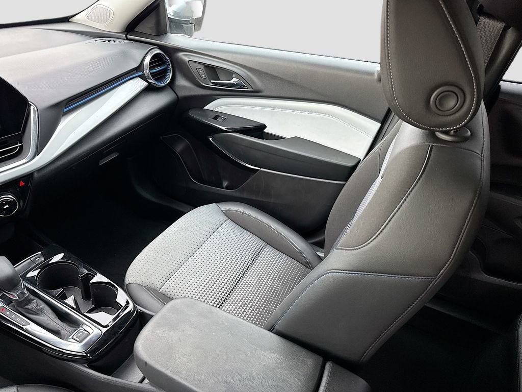 Used 2025 Chevrolet Trax LT w/ LT Convenience Package image 22