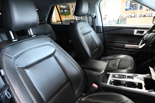 Used 2022 Ford Explorer XLT w/ Equipment Group 202A image 8