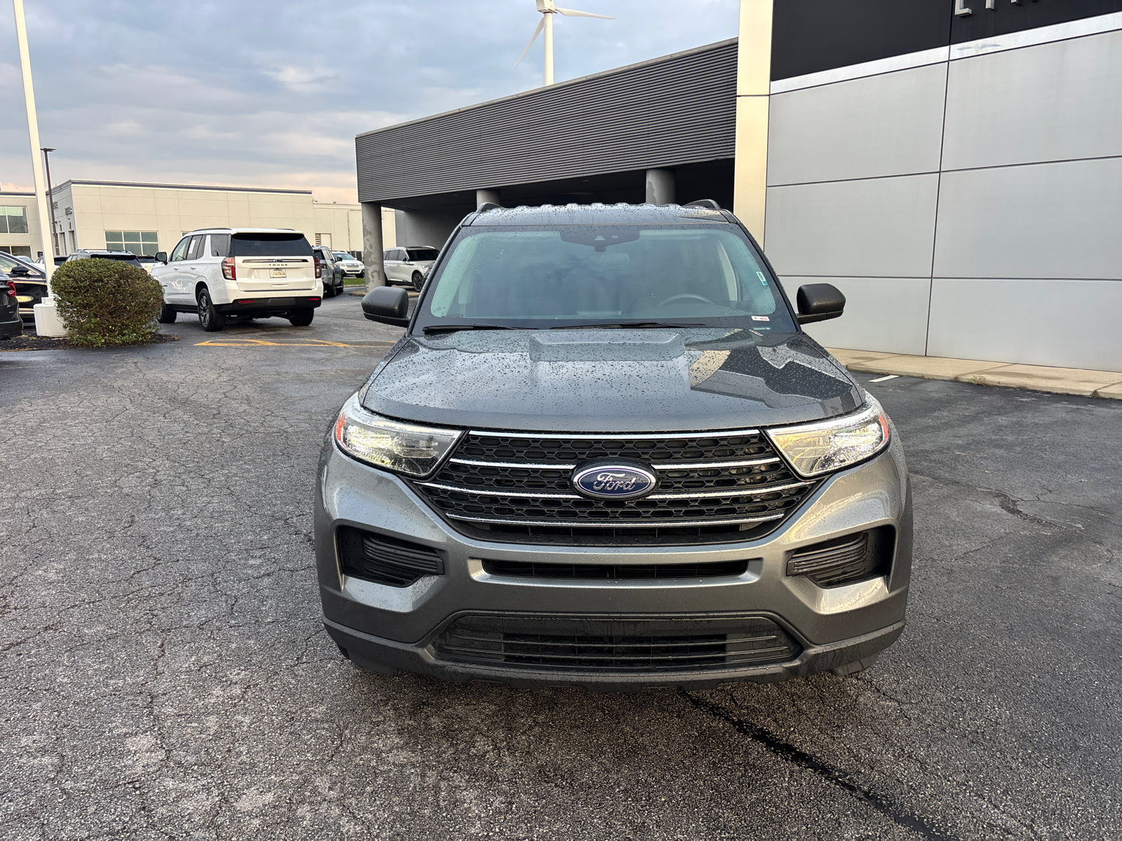 Used 2023 Ford Explorer XLT AWD/4WD image 2
