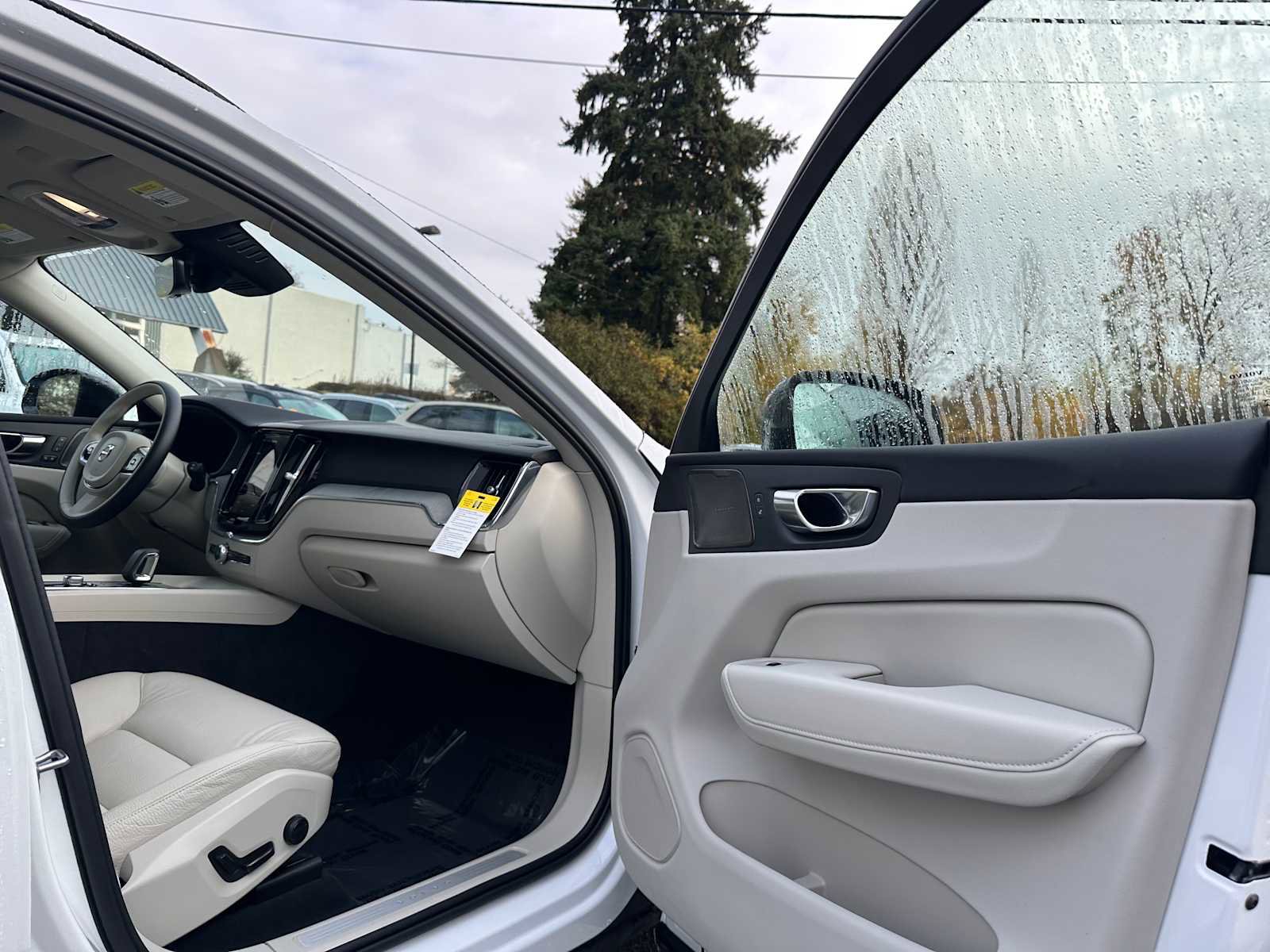 Used 2025 Volvo XC60 B5 Plus w/ Protection Package Premier image 11