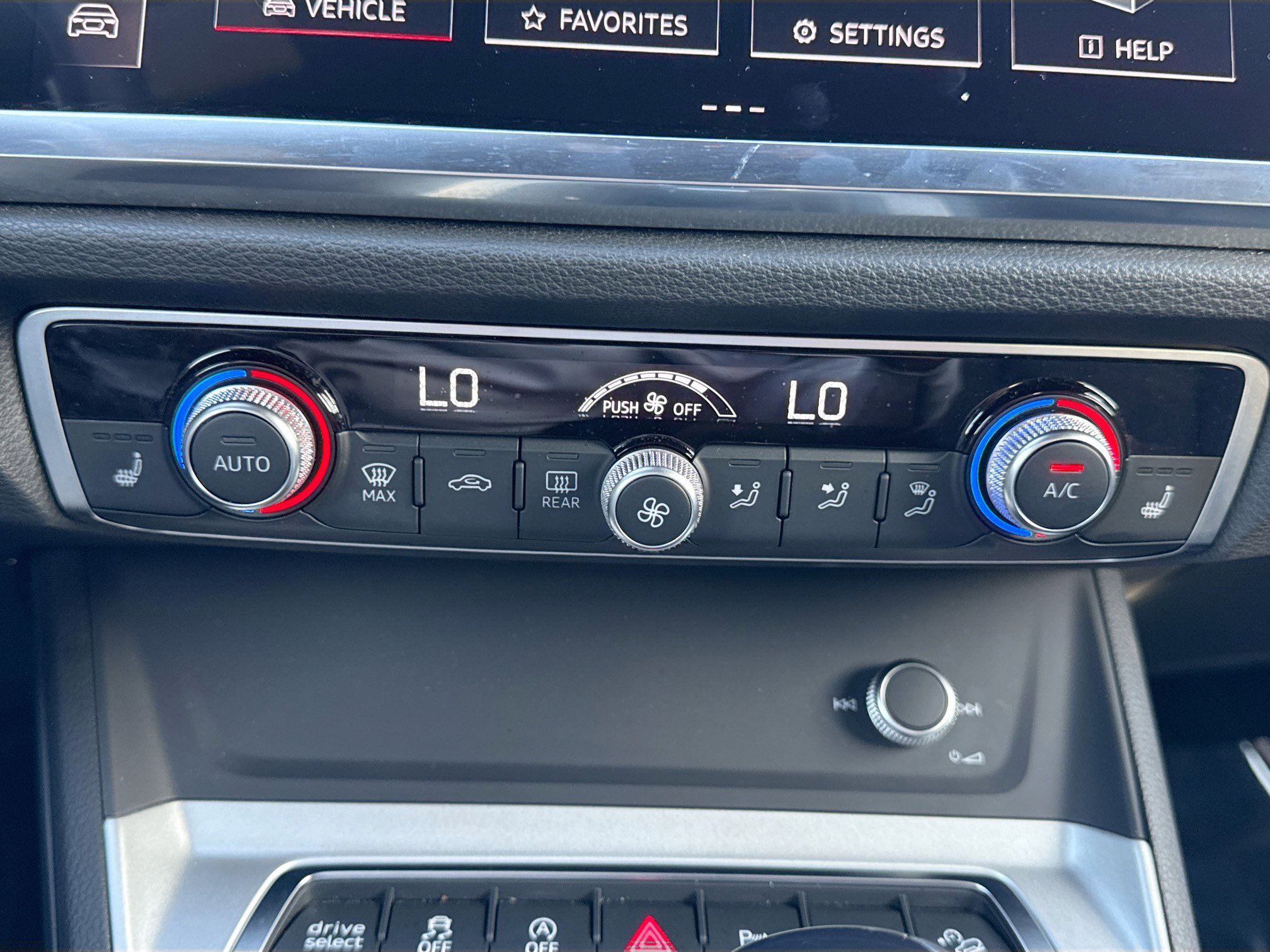 Used 2025 Audi Q3 2.0T Premium image 34