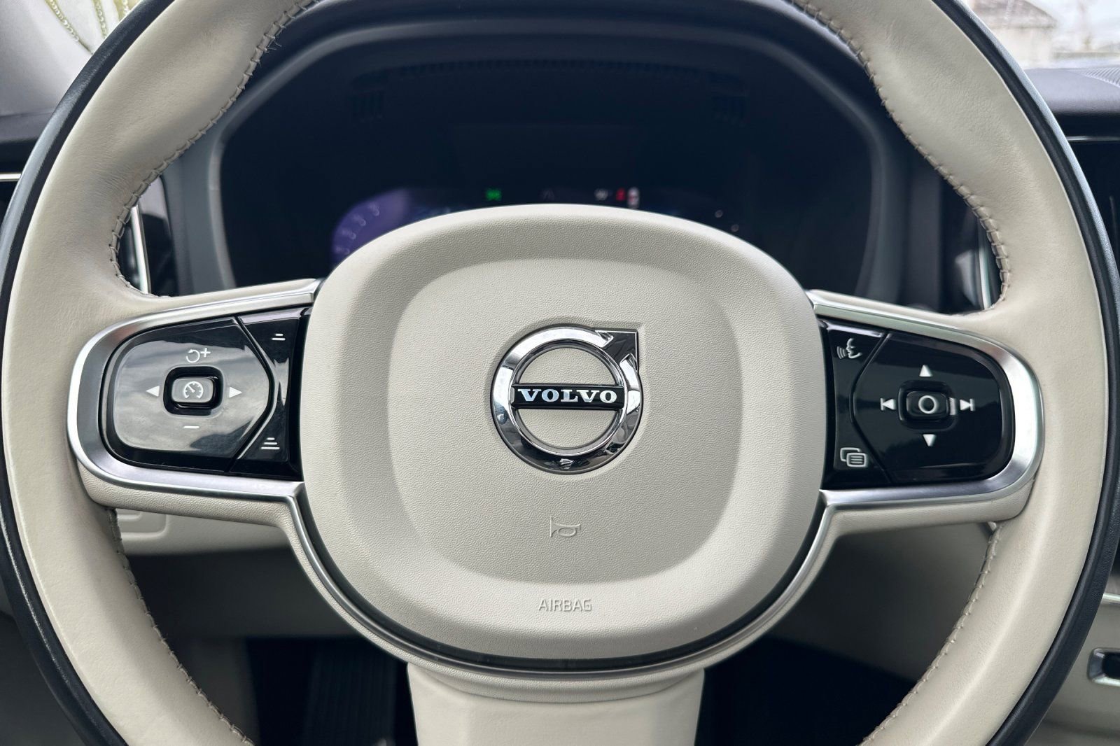 Used 2023 Volvo XC60 T8 Plus image 26