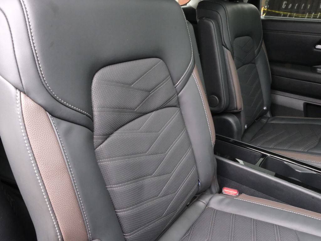 Used 2025 Nissan Pathfinder Platinum AWD/4WD image 35