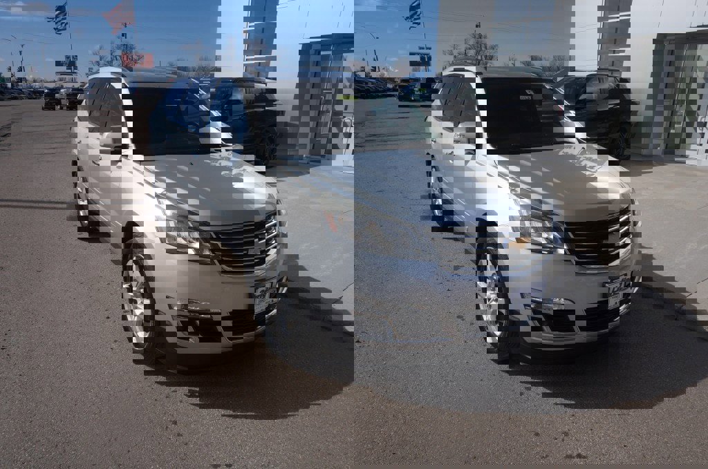 Used 2016 Chevrolet Traverse LT w/ Style and Technology Package image 3