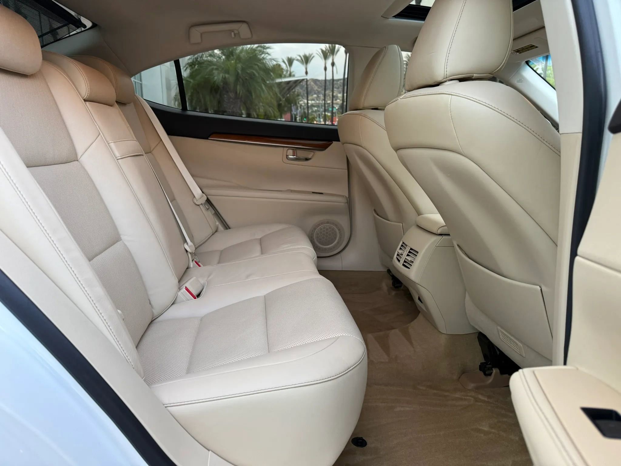 Used 2015 Lexus ES 300h w/ Navigation System Package FWD image 17