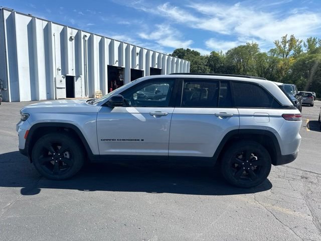 Used 2023 Jeep Grand Cherokee Altitude AWD/4WD image 5