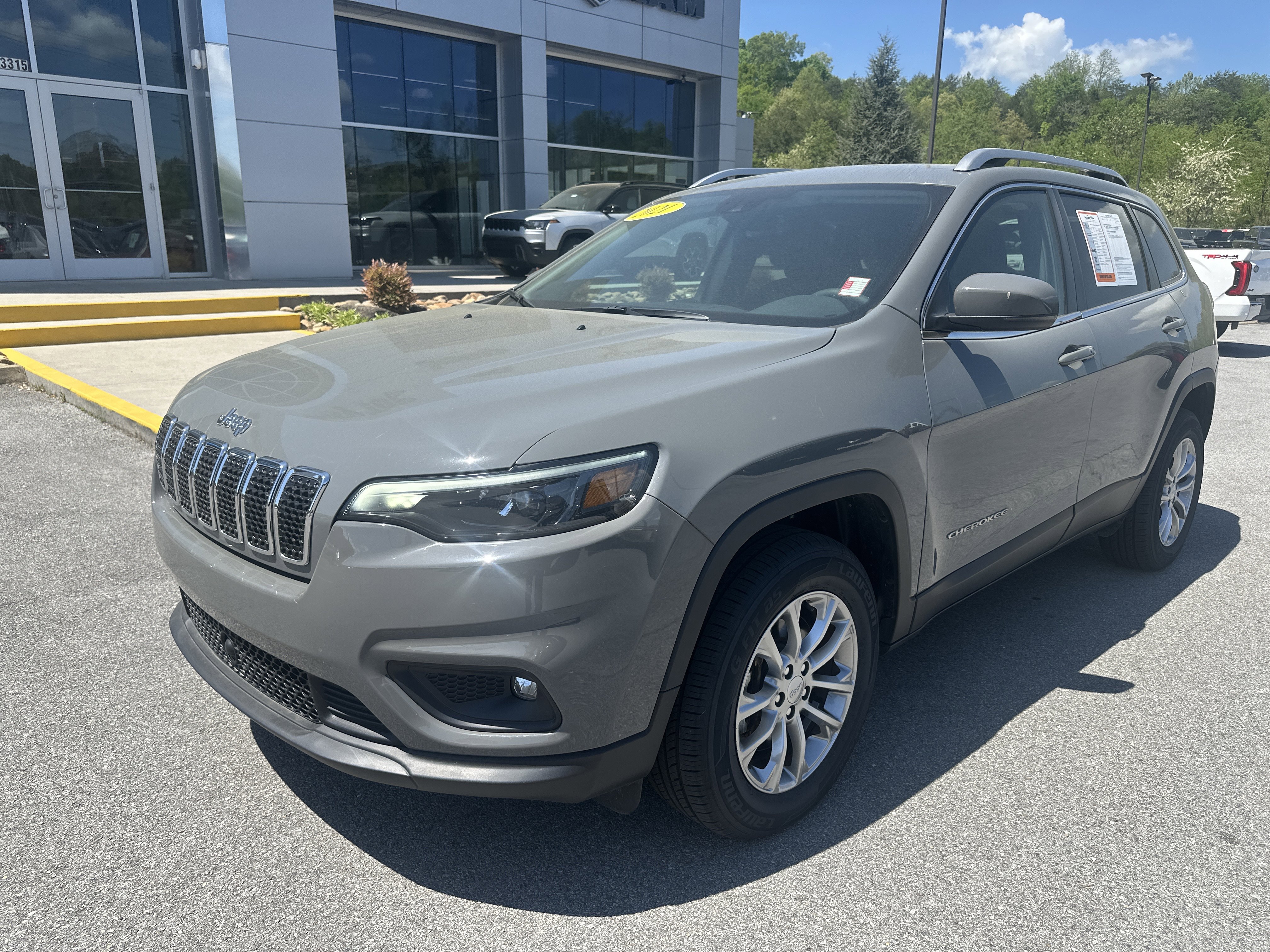 Used 2021 Jeep Cherokee Latitude Lux w/ Comfort/Convenience Group AWD/4WD image 3
