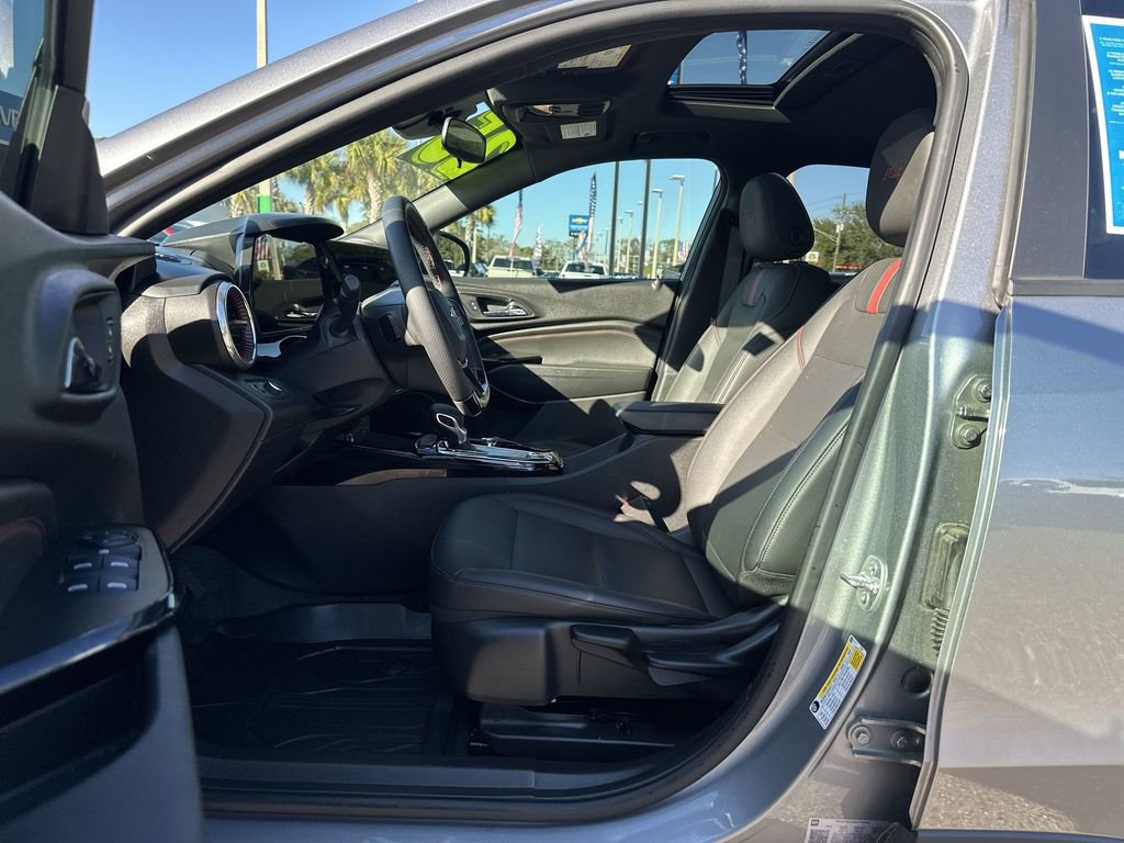 Certified 2025 Chevrolet Trax RS w/ Sunroof Package image 20