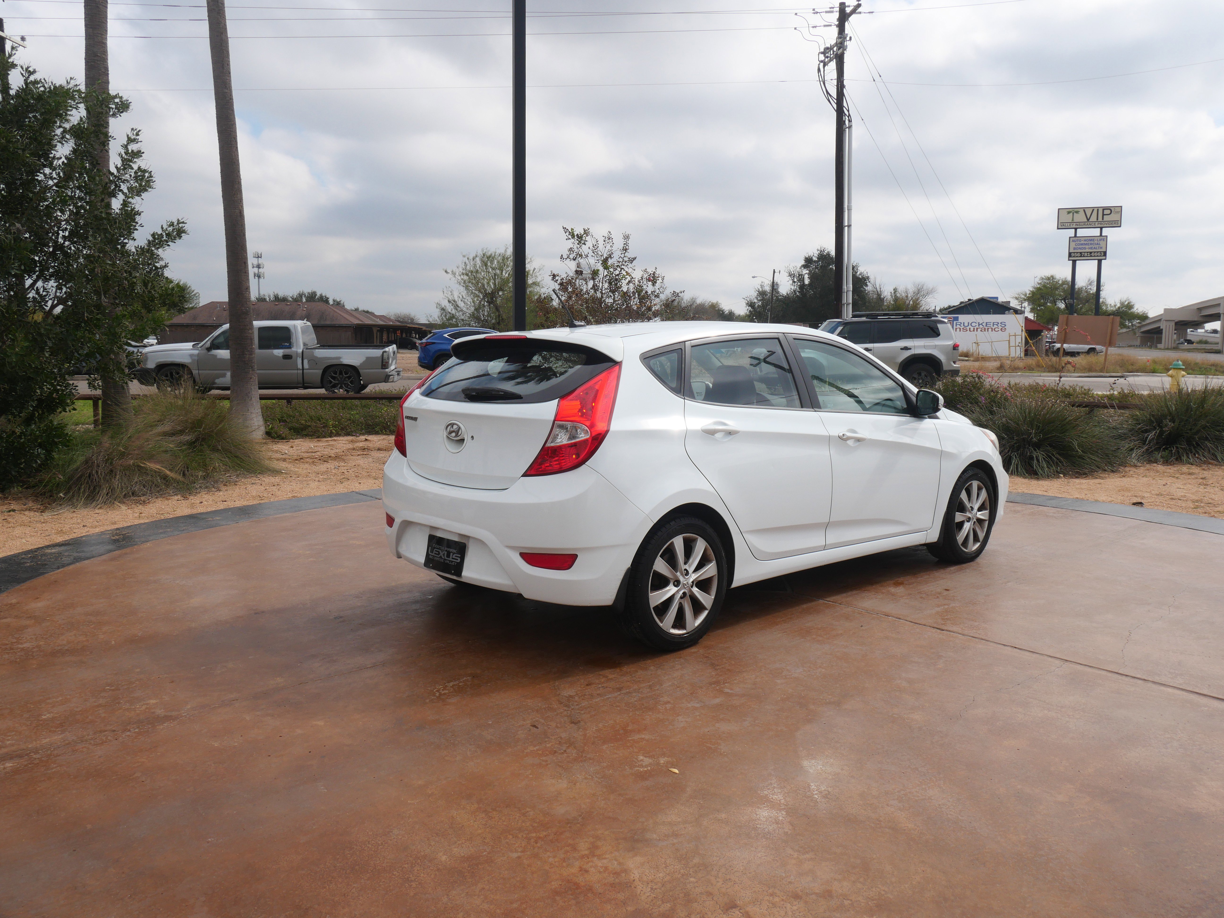 Used 2013 Hyundai Accent SE image 2