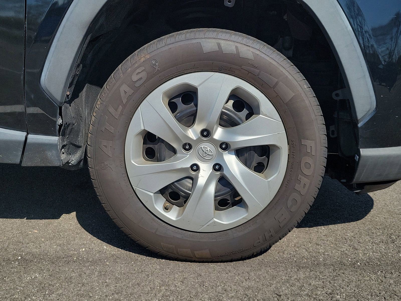 Used 2021 Toyota RAV4 LE AWD/4WD image 5