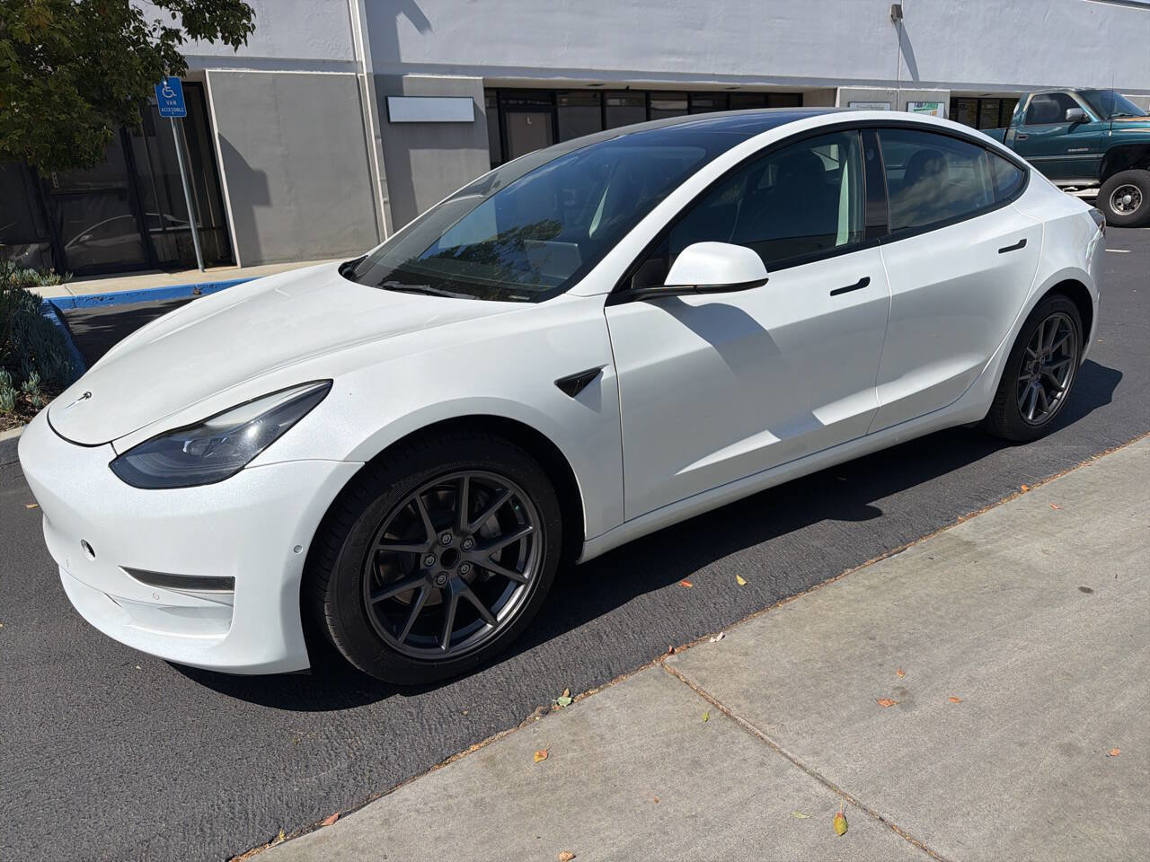 Used 2023 Tesla Model 3 Standard Range image 1