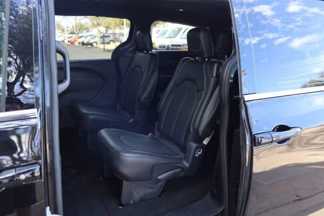 Used 2026 Chrysler Pacifica Select image 17
