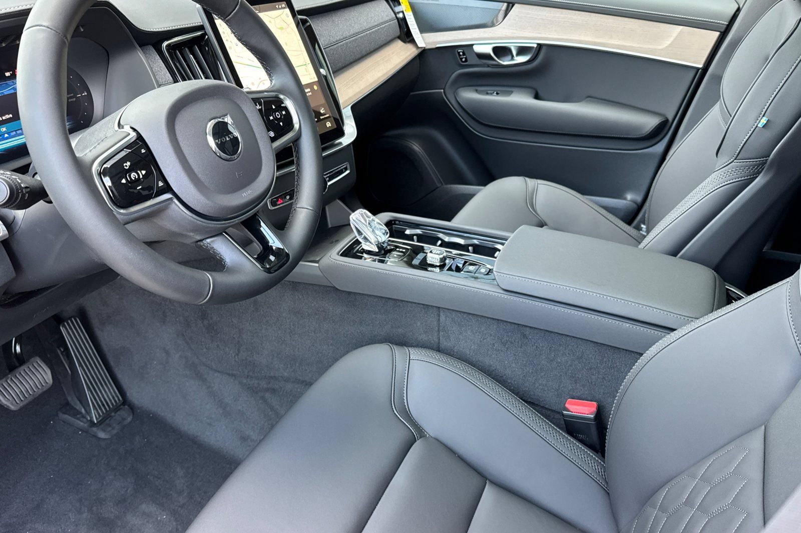New 2026 Volvo XC90 T8 Plus w/ Protection Package AWD/4WD image 9