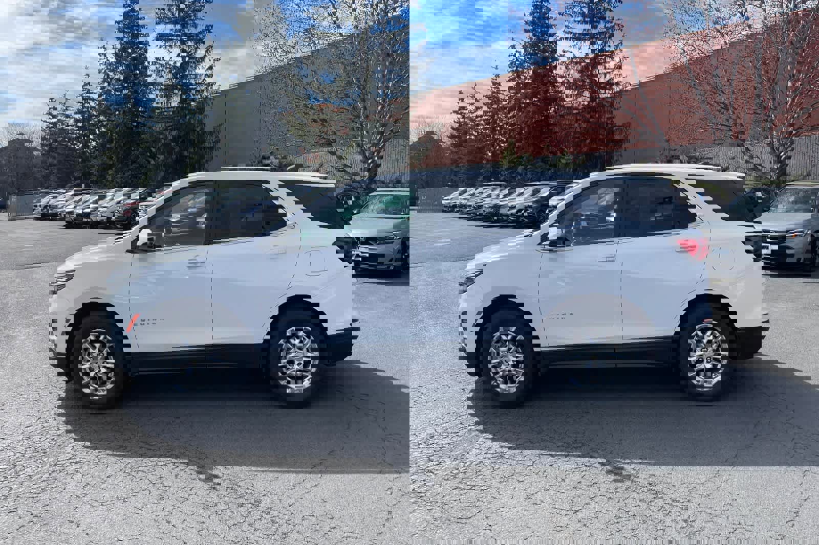 Used 2022 Chevrolet Equinox LT image 2