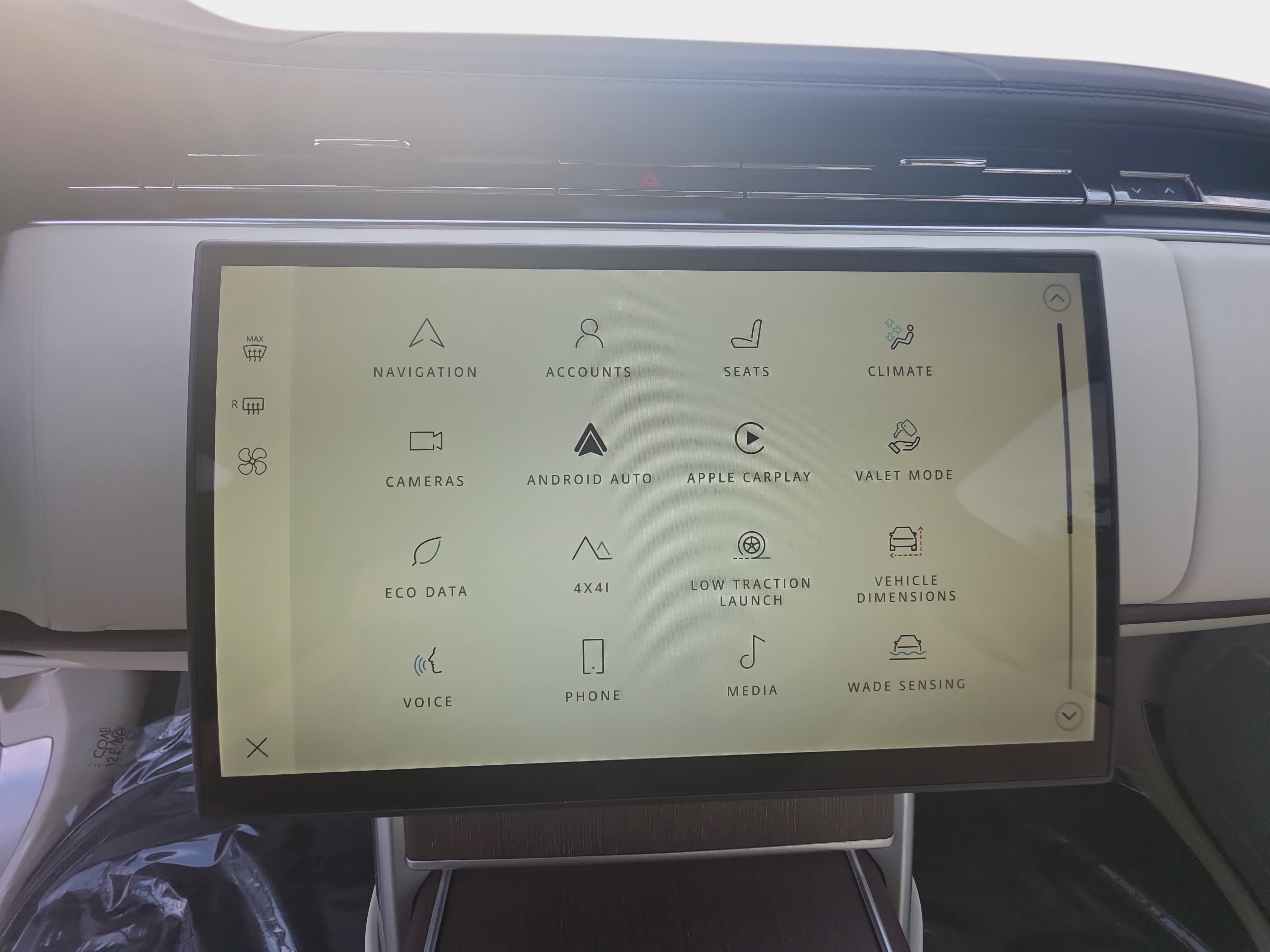 Certified 2024 Land Rover Range Rover SE AWD/4WD image 23