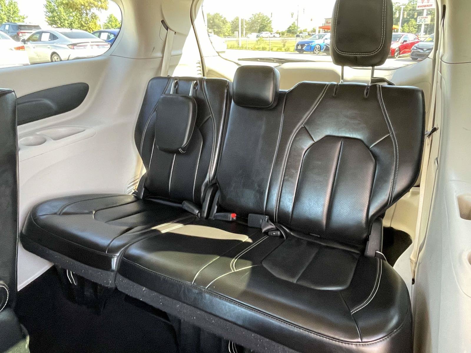 Used 2023 Chrysler Pacifica Touring-L FWD image 11