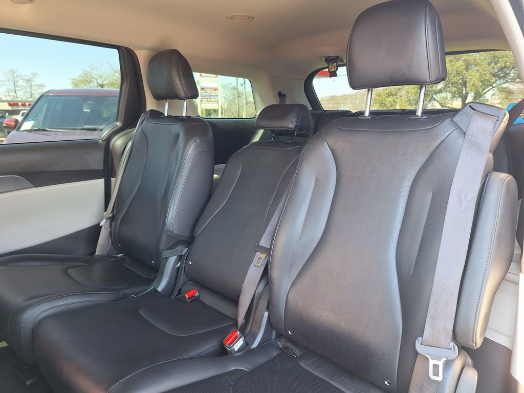 Used 2023 Kia Carnival LX image 23