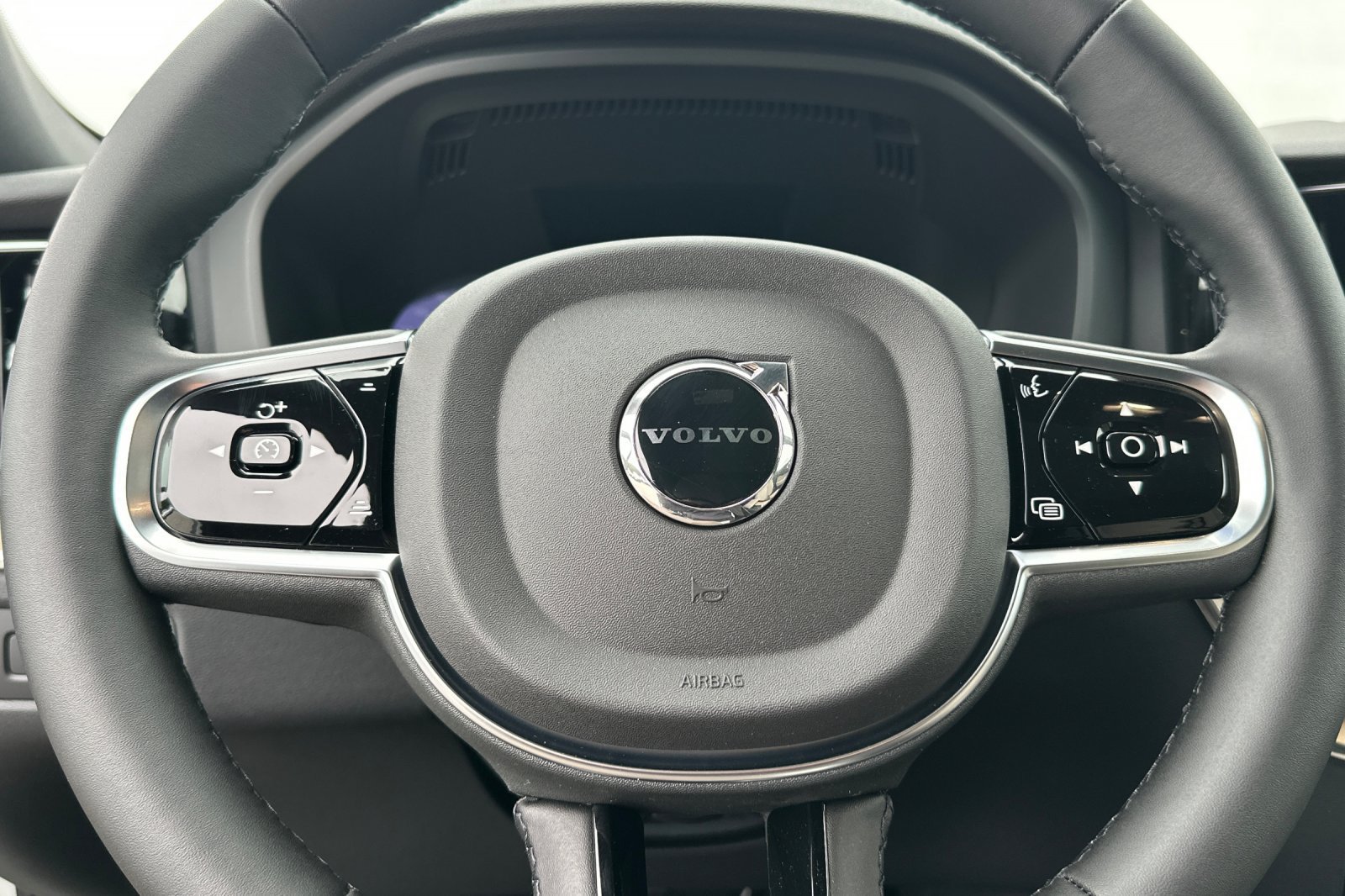 New 2026 Volvo XC60 T8 Plus w/ Climate Package PRO AWD/4WD image 24