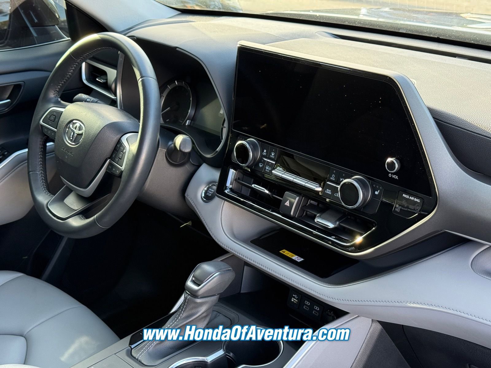 Used 2023 Toyota Highlander XLE FWD image 9