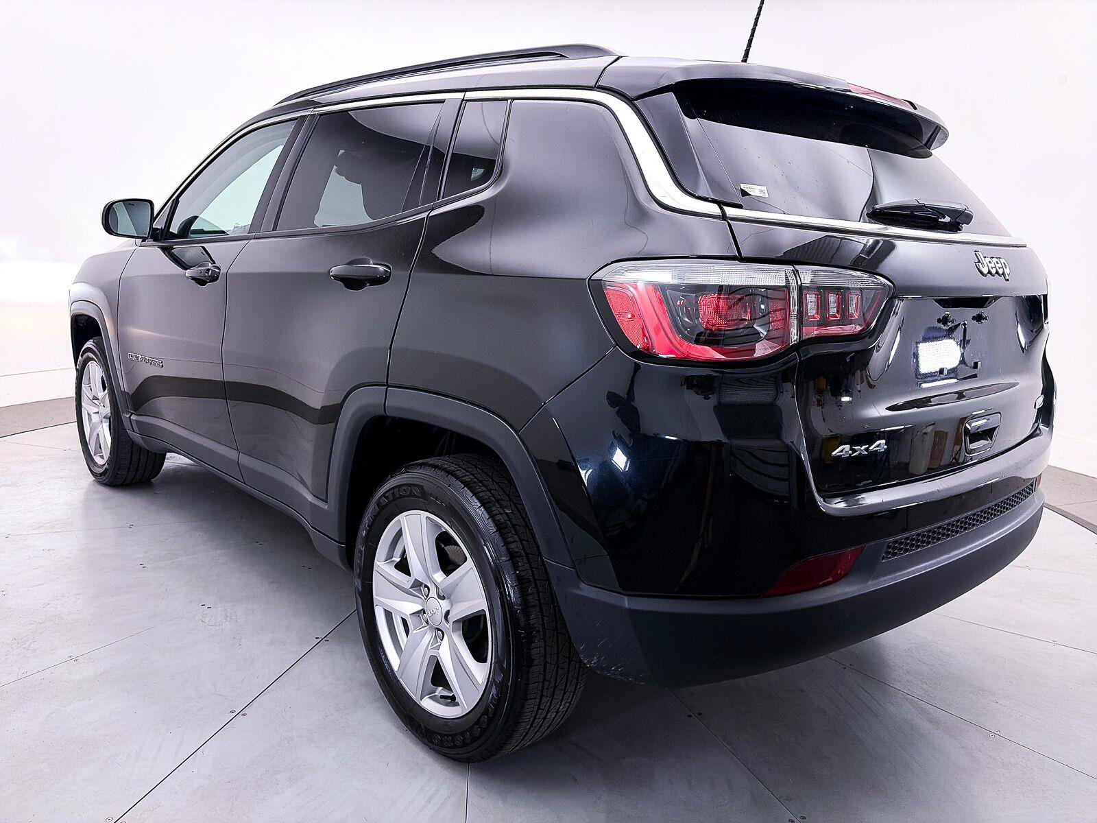 Used 2022 Jeep Compass Latitude w/ Sun and Sound Group AWD/4WD image 14