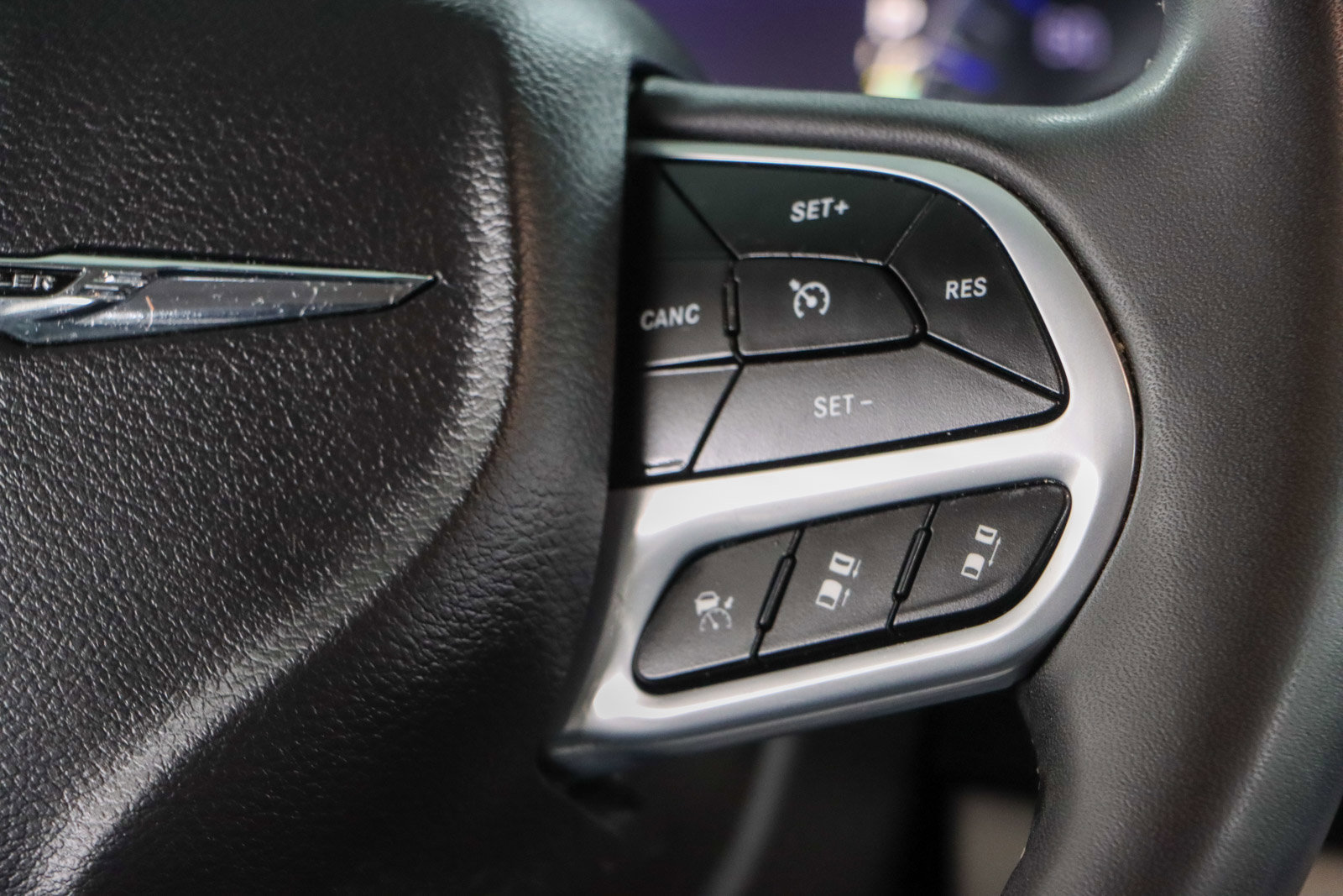 Used 2023 Chrysler Pacifica Touring-L image 14