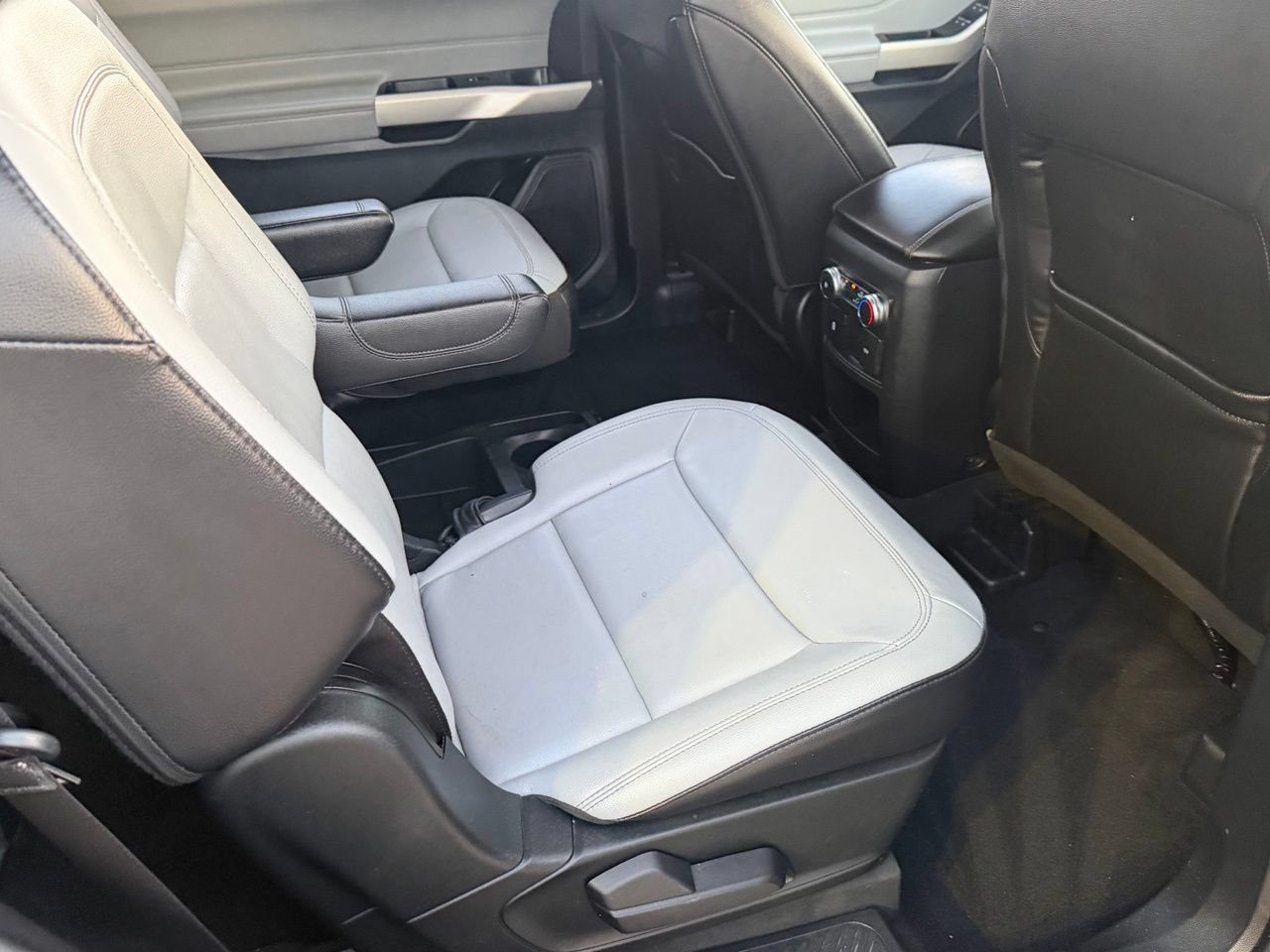 Used 2021 Ford Explorer XLT w/ Equipment Group 202A RWD image 36