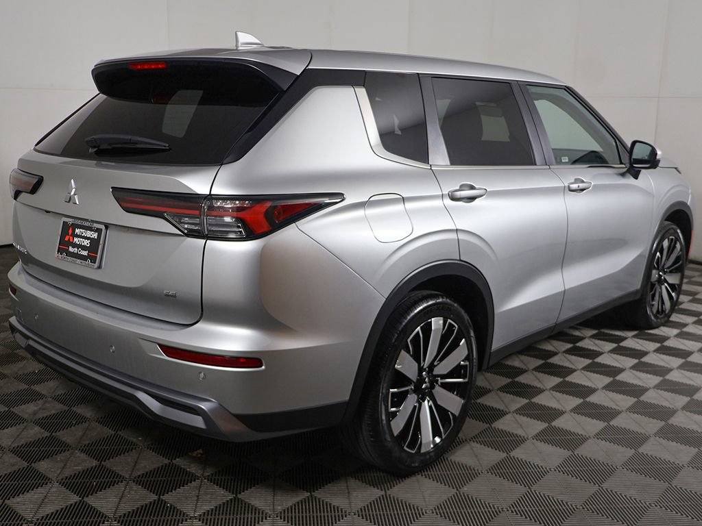 Used 2025 Mitsubishi Outlander SE FWD image 11