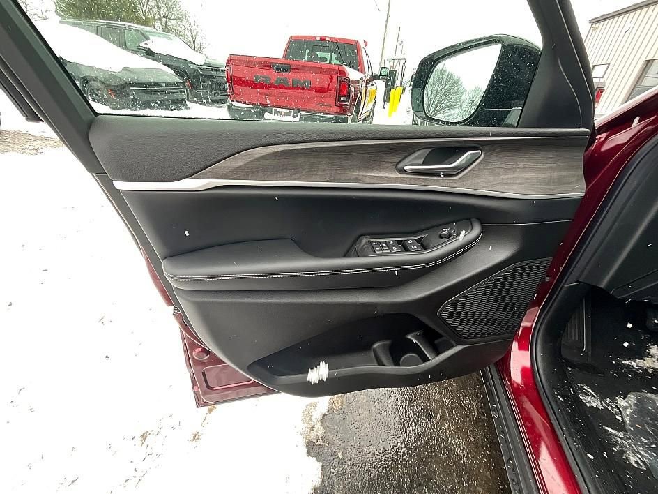 New 2026 Jeep Grand Cherokee Laredo image 11