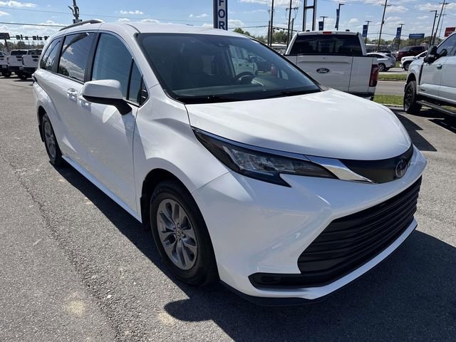 Used 2022 Toyota Sienna LE image 3