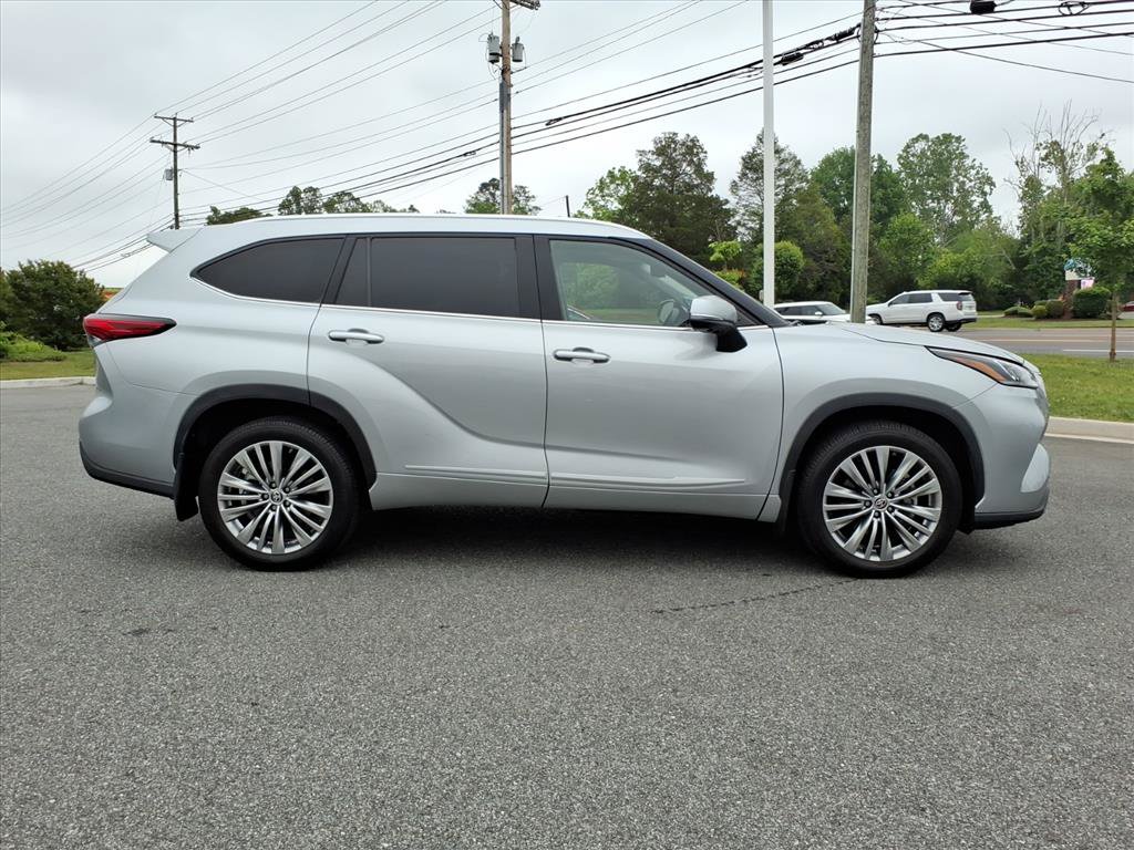 Used 2023 Toyota Highlander Platinum AWD/4WD image 3