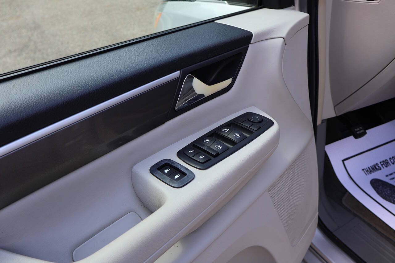 Used 2010 Volkswagen Routan SE FWD image 14