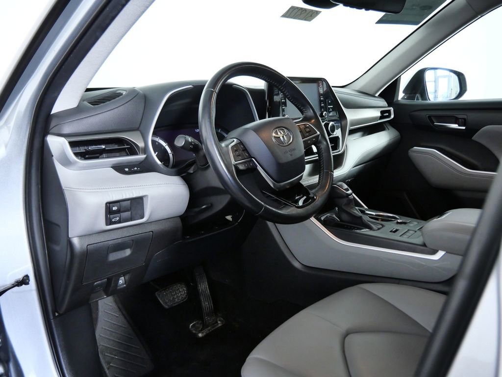 Used 2020 Toyota Highlander XLE image 17