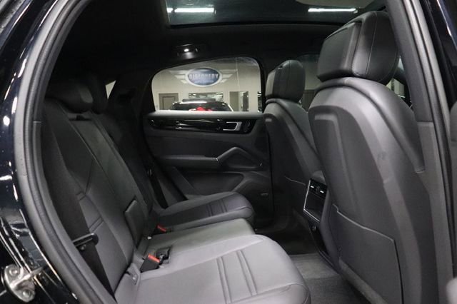 Used 2022 Porsche Cayenne Platinum Edition AWD/4WD image 19