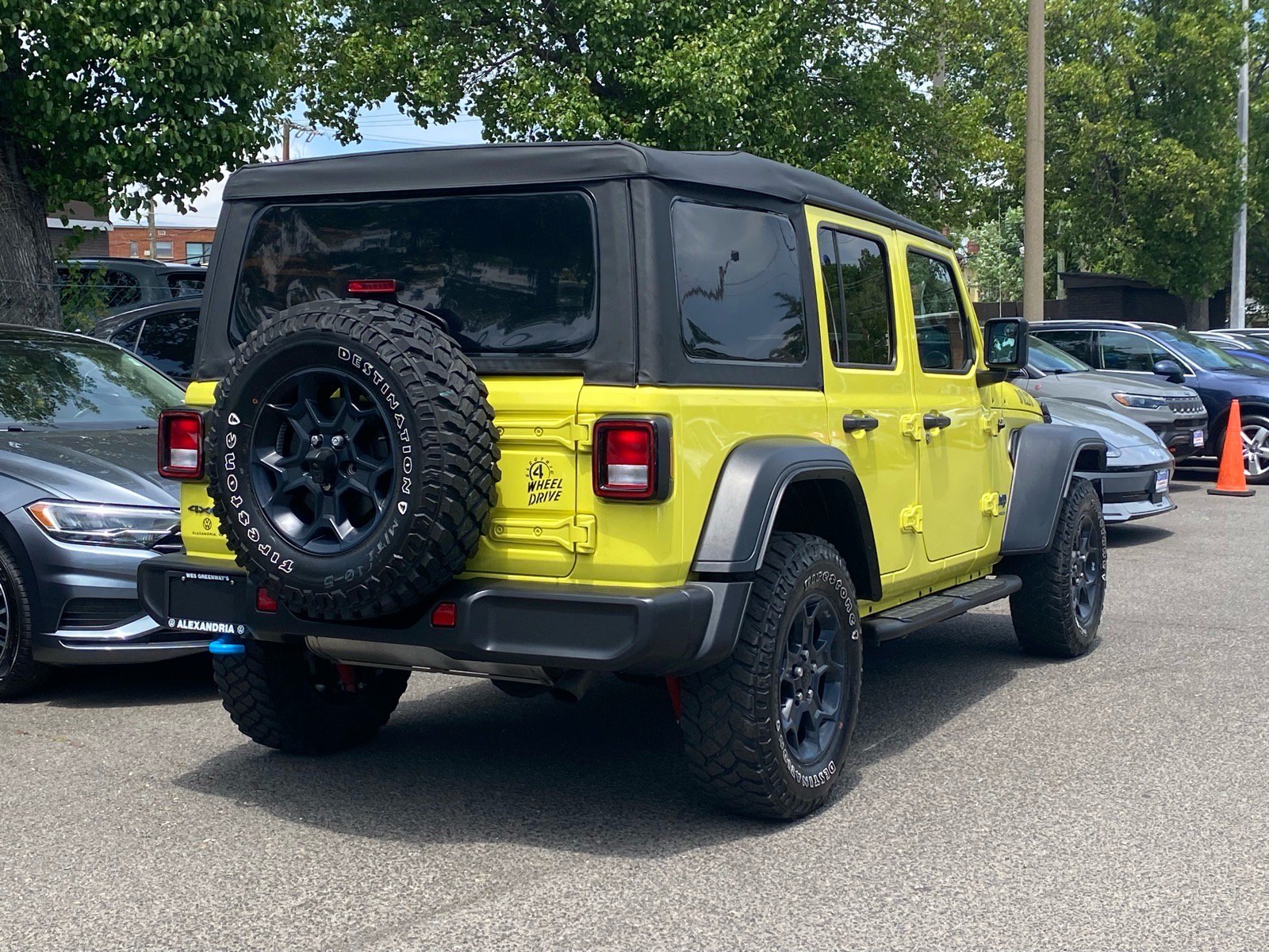 Used 2023 Jeep Wrangler Unlimited w/ Cold Weather Group AWD/4WD image 3
