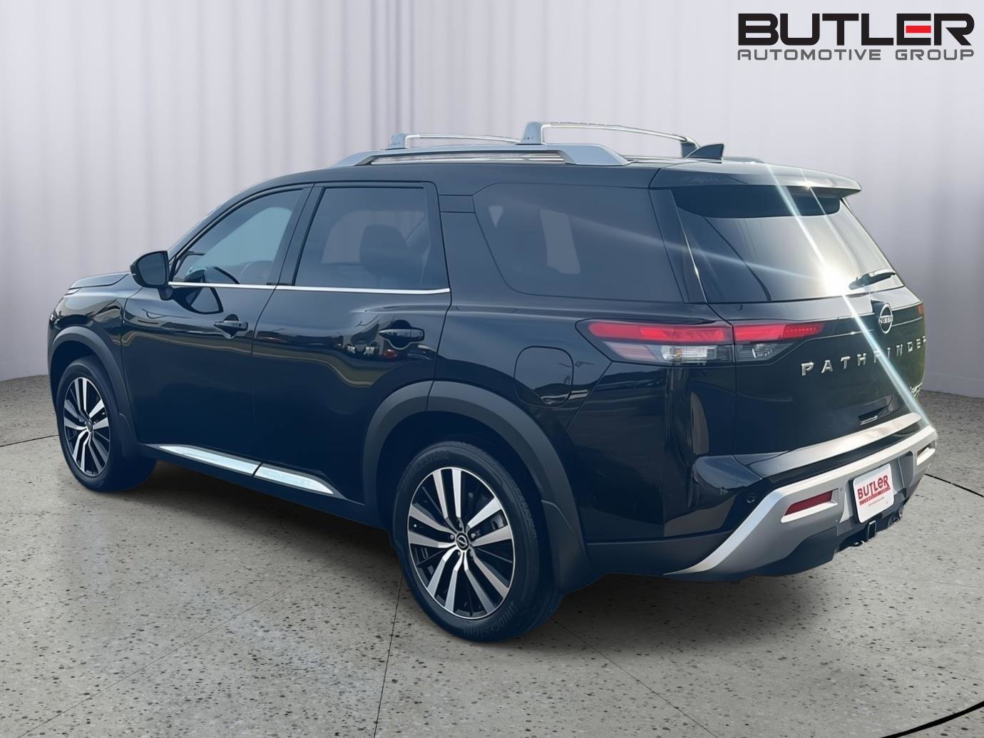 Used 2023 Nissan Pathfinder Platinum image 4