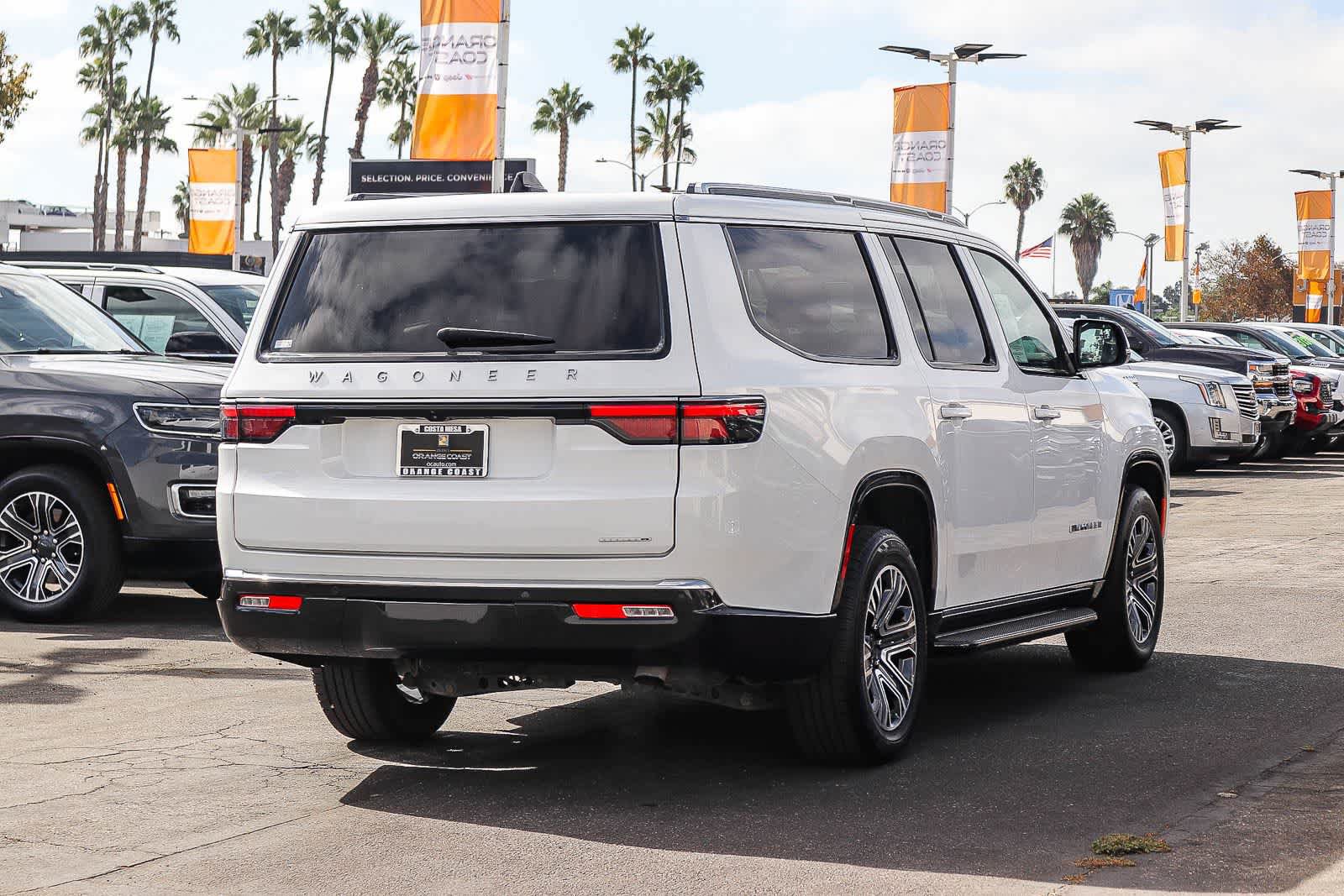 Used 2024 Jeep Wagoneer L Series II RWD image 4