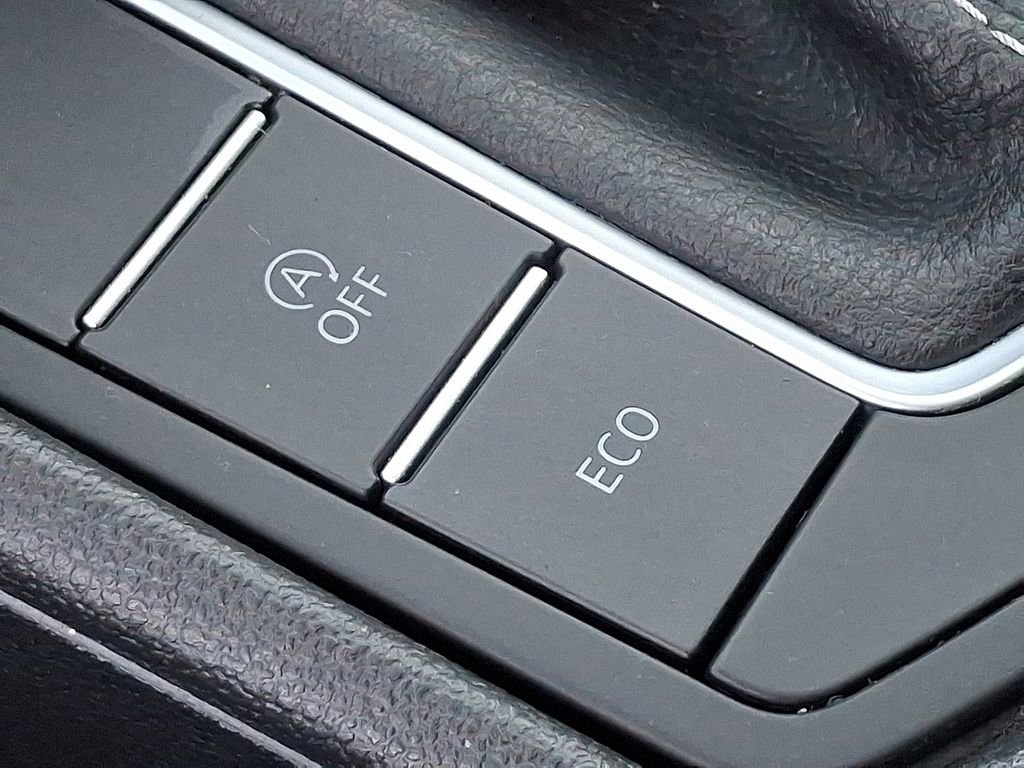 Used 2025 Volkswagen Jetta SE FWD image 28