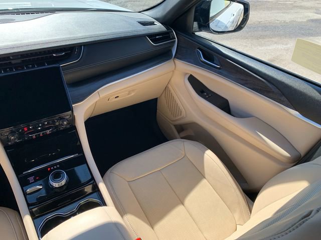 Used 2023 Jeep Grand Cherokee Limited w/ Luxury Tech Group II image 20