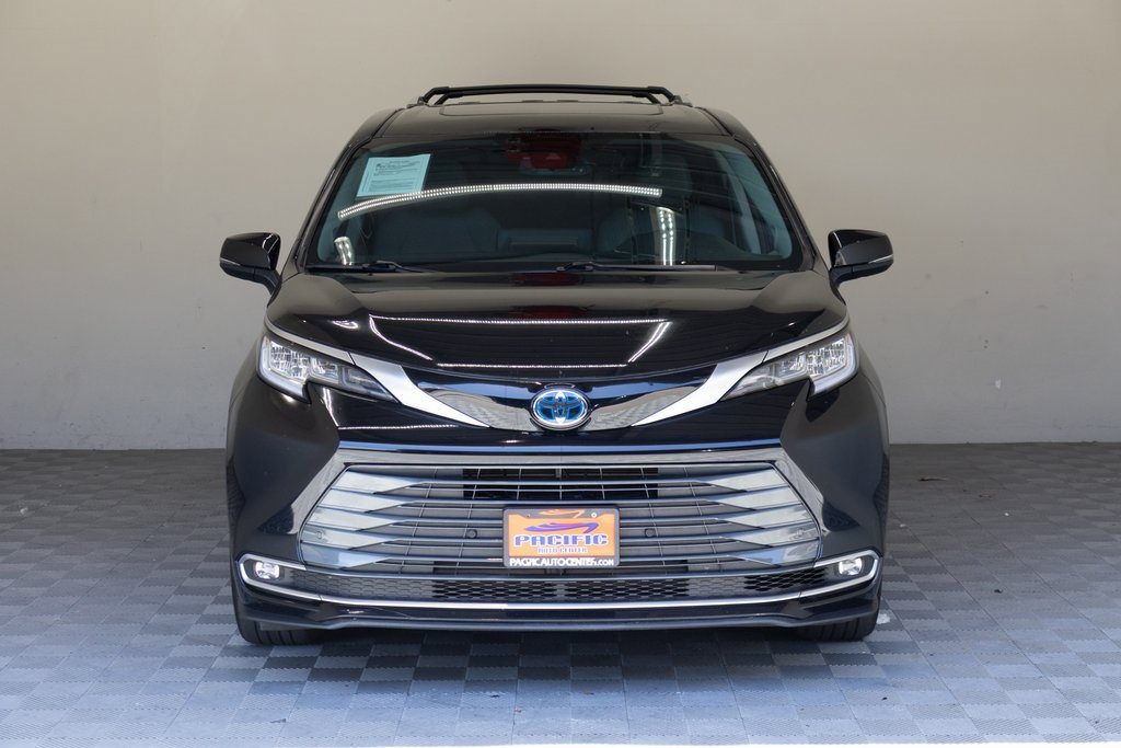 Used 2024 Toyota Sienna Limited image 4