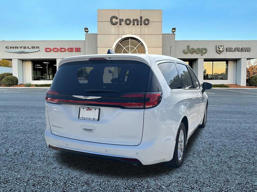 Used 2023 Chrysler Pacifica Touring-L FWD image 5