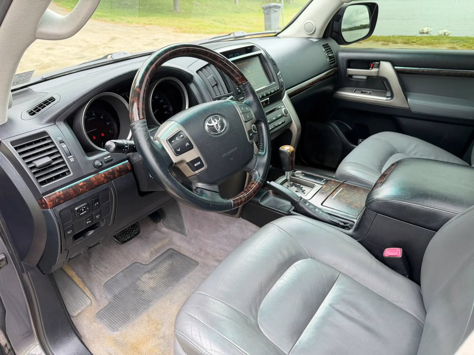 Used 2011 Toyota Land Cruiser w/ Upgrade Pkg AWD/4WD image 41