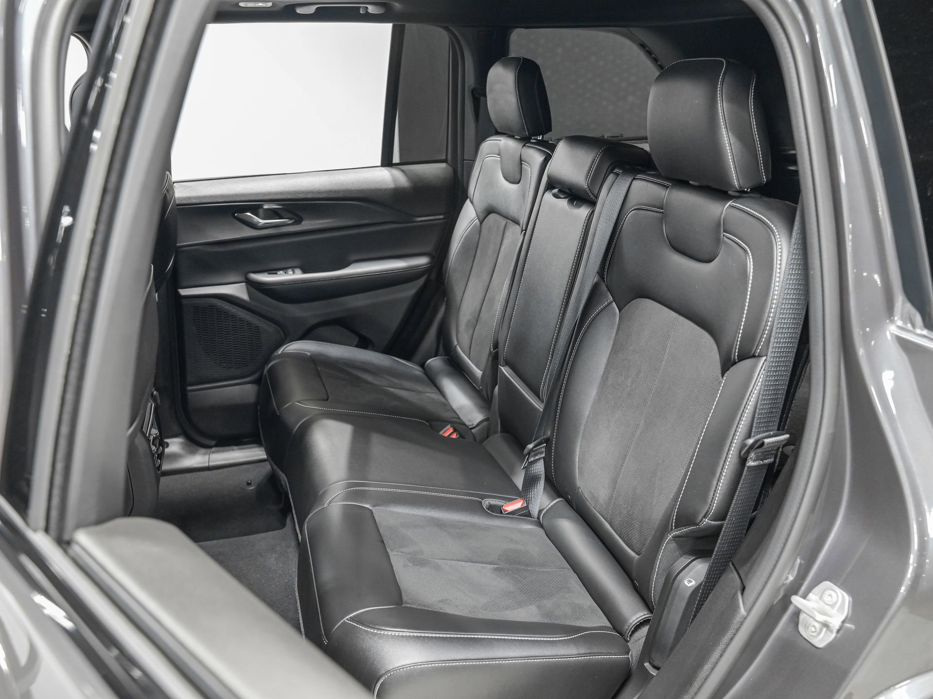 Used 2024 Jeep Grand Cherokee Altitude image 28